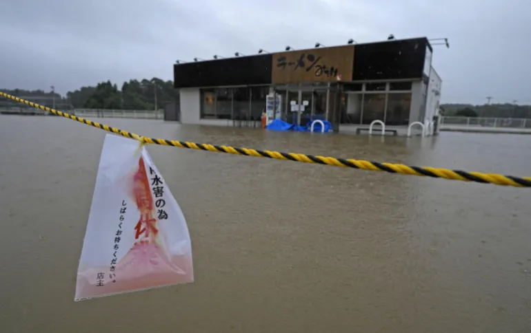 Området runt en ramen-restaurang översvämmas av kraftigt regn när tyfonen Dujuan närmar sig Oamishirasato, Chiba Prefecture, Japan, den 21 september 2026