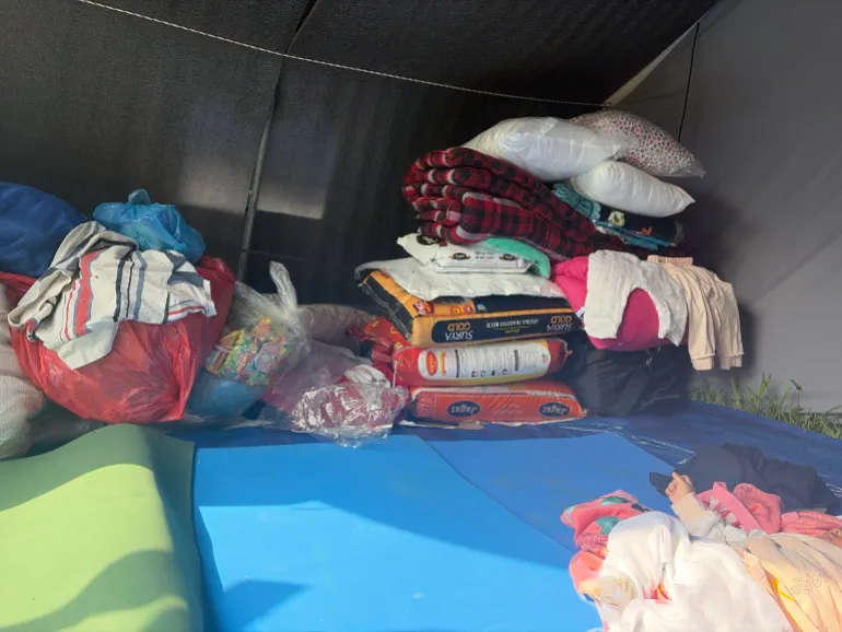 Sängkläder, avlastningsmaterial och förpackad mat förvaras i ett barnvänligt skyddstält i Nuwakot.