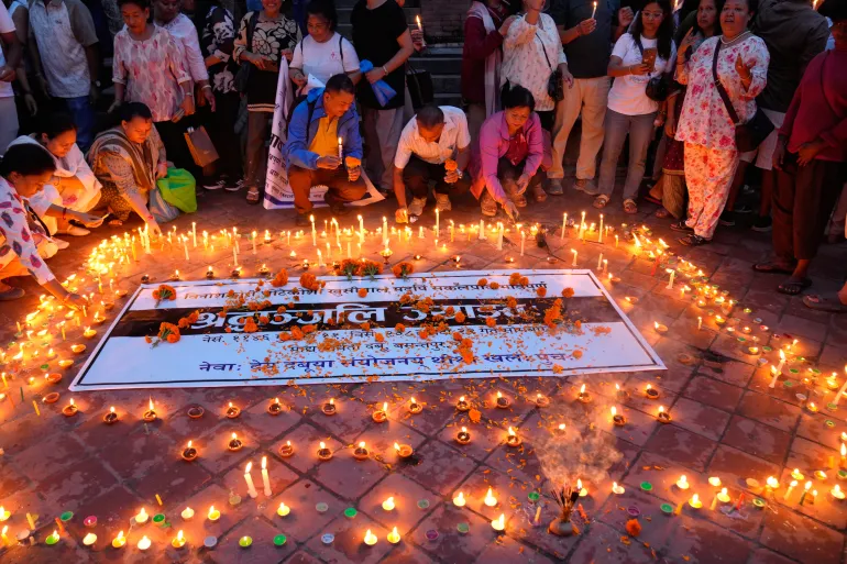 Människor tänder ljus och ber under en sorgedag för de dödade i översvämningarna den 26 augusti i Katmandu, Nepal, måndagen den 7 september 2026