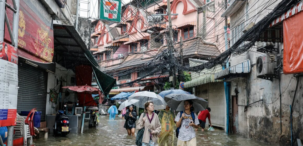 Katastrofzon förklaras över Bangkok eftersom kraftigt regn utlöser översvämningar

