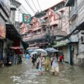 Katastrofzon förklaras över Bangkok eftersom kraftigt regn utlöser översvämningar

