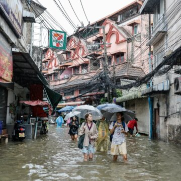 Katastrofzon förklaras över Bangkok eftersom kraftigt regn utlöser översvämningar Katastrofzon förklaras över Bangkok eftersom kraftigt regn utlöser översvämningar