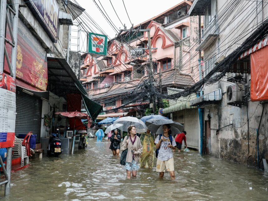 Katastrofzon förklaras över Bangkok eftersom kraftigt regn utlöser översvämningar

