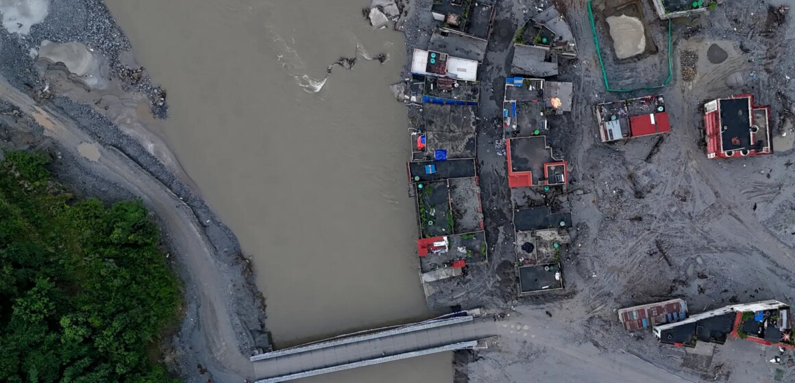 Översvämningar och jordskred dödar minst 56 människor i Indien, 12 Översvämningar och jordskred dödar minst 56 människor i Indien, 12 i Nepal