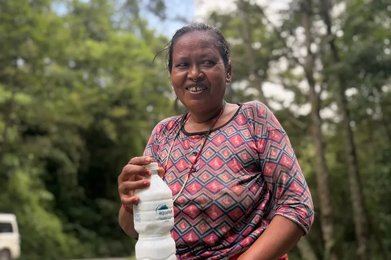 Med en flaska kärnmjölk väntar Seeta Nepali på att turisterna ska komma