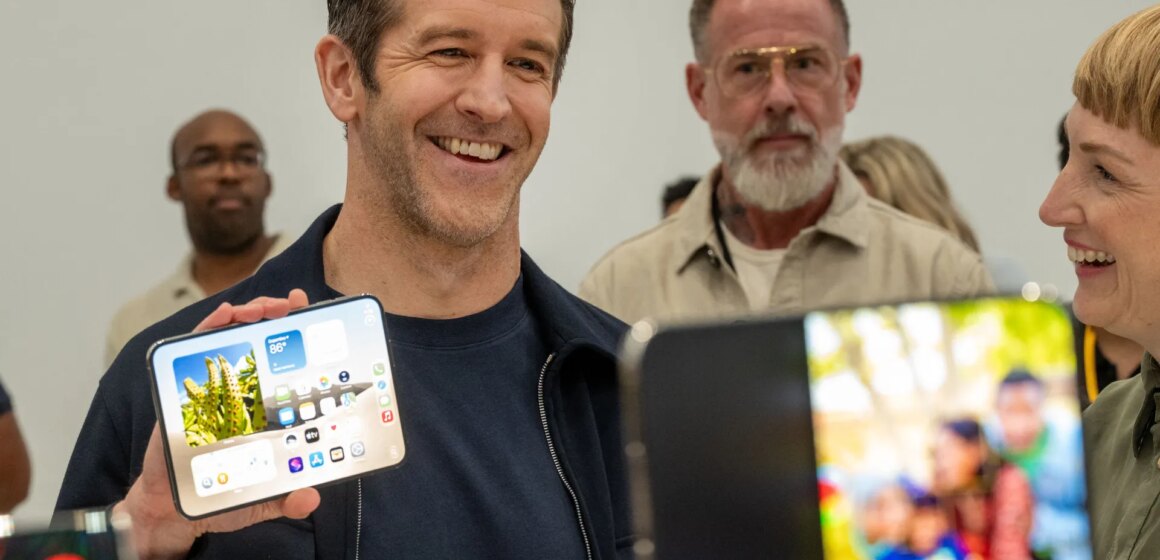 Apple presenterar $1 999 iPhone Duo, sin första hopfällbara telefon

