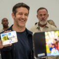 Apple presenterar $1 999 iPhone Duo, sin första hopfällbara telefon

