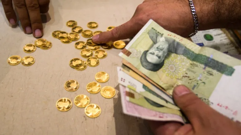En kund köper iranska guldmynt på ett valutaväxlingskontor i Teherans affärsdistrikt