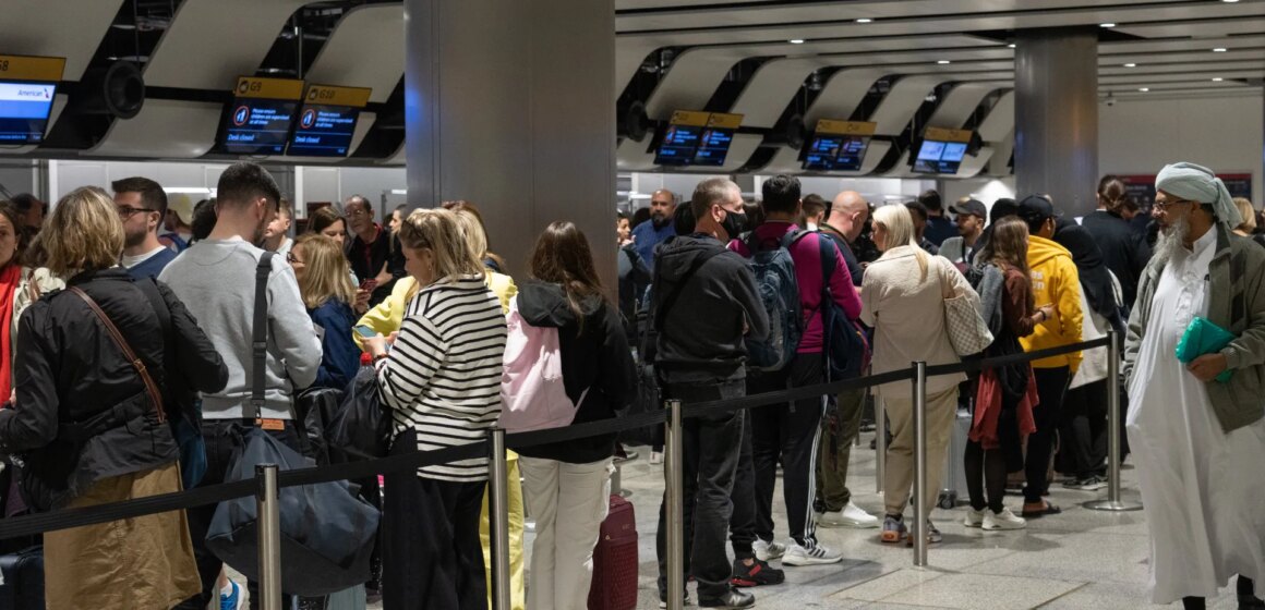 Brittiska resenärer möter nytt kaos när fler flyg ställs in efter fel

