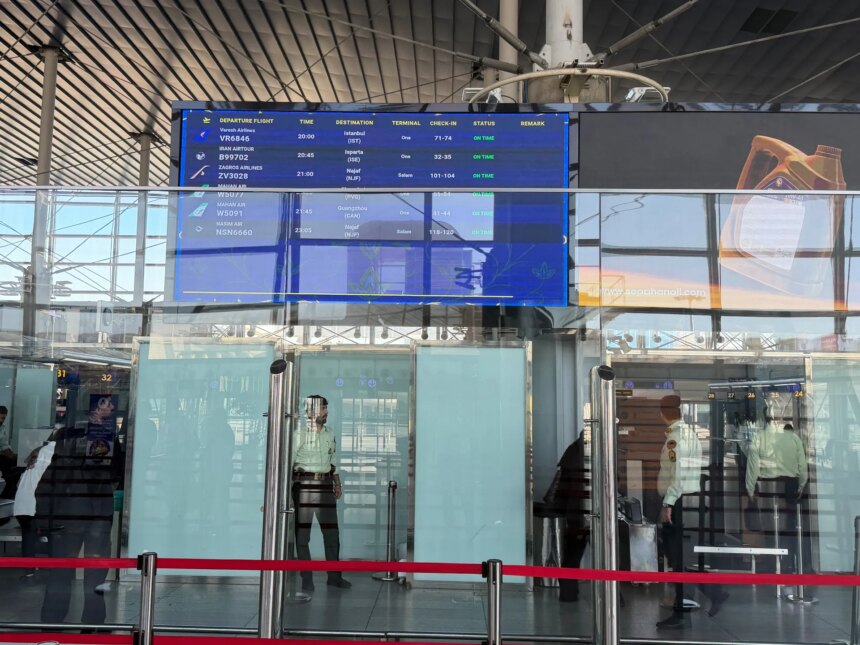 Förenade Arabemiraten blockerar iranska flygbolag eftersom amerikanska sanktioner pressar Irans flygsektor

