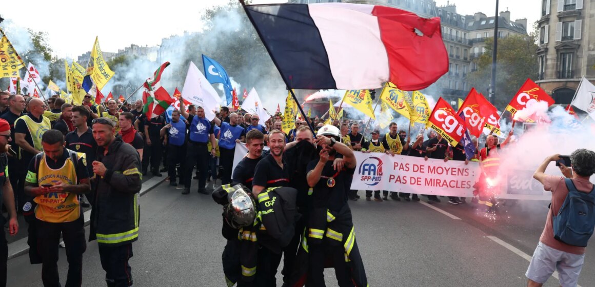 Foton: Franska studenter protesterar, offentliga arbetare strejkar innan budgetnedskärningar | Protester Nyheter
