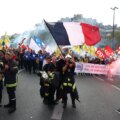 Foton: Franska studenter protesterar, offentliga arbetare strejkar innan budgetnedskärningar | Protester Nyheter
