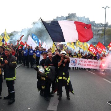 Foton: Franska studenter protesterar, offentliga arbetare strejkar innan budgetnedskärningar | Protester Nyheter
