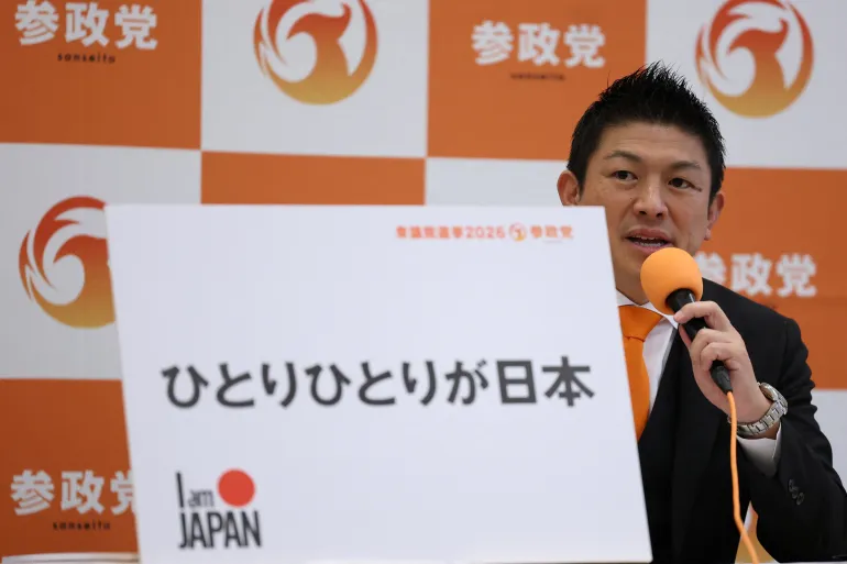 Japans högerextrema Sanseito-partiledare, Sohei Kamiya, visar sitt partis vallöfte under en presskonferens efter att Japans premiärminister Sanae Takaichi upplöste parlamentets underhus i Tokyo den 23 januari 2026