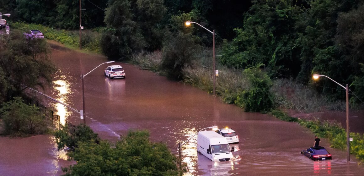 Kraftfull storm drabbar Kanadas Toronto och sänker strömmen till tiotusentals


