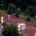 Kraftfull storm drabbar Kanadas Toronto och sänker strömmen till tiotusentals

