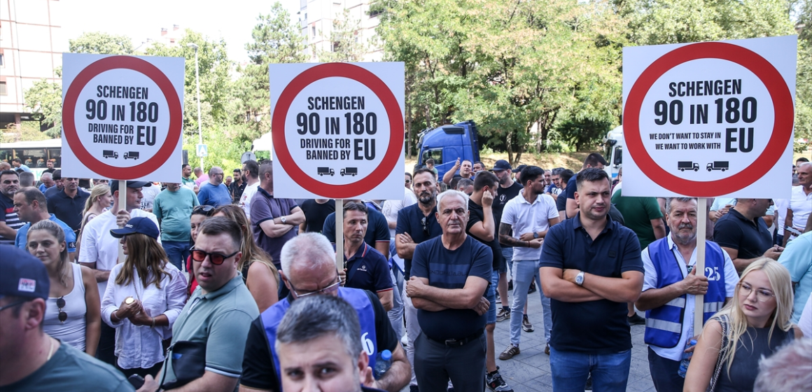 Lastbilschaufförer på västra Balkan hotar EU:s gränsblockad

