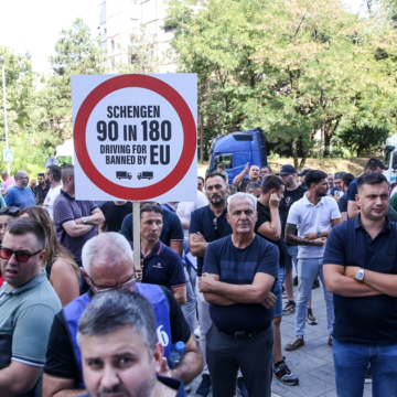 Lastbilschaufförer på västra Balkan hotar EU:s gränsblockad

