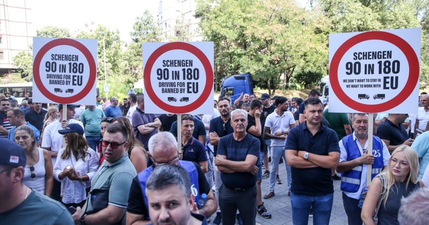 Lastbilschaufförer på västra Balkan hotar EU:s gränsblockad

