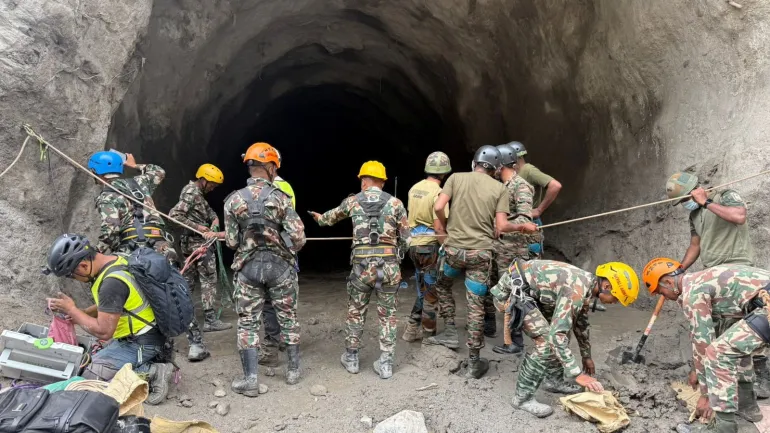Nepals armésoldater arbetar under en sök- och räddningsoperation utanför en tunnel nära vattenkraftsprojektets platser, efter dödliga översvämningar och lerskred, i Rasuwa-distriktet, Nepal, i denna utdelning som erhölls av Reuters den 1 september 2026. Nepals armé/utdelning via REUTERS DENNA BILD HAR TILLHANDAHÅLLS AV EN PART. OBLIGATORISK KREDIT. INGEN ÅTERFÖRSÄLJNING. INGA ARKIV.
