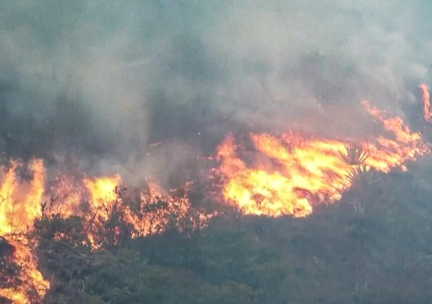 Skogsbrand i centrala Colombia hotar turiststaden Villa de Leyva

