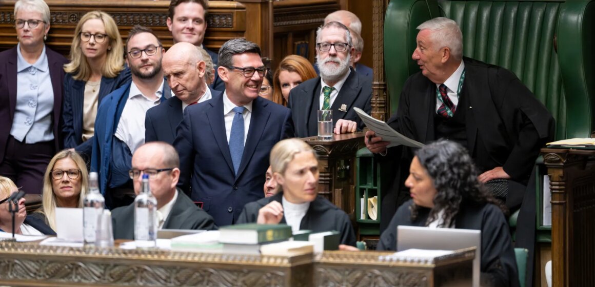 Storbritanniens premiärminister Burnham möter första parlamentsgrillning och lovar att "få tillbaka hoppet"

