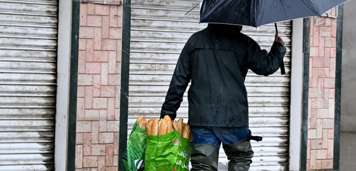 Tunisiens översvämningar stör huvudstaden eftersom kraftigt regn fångar bilister och invånare

