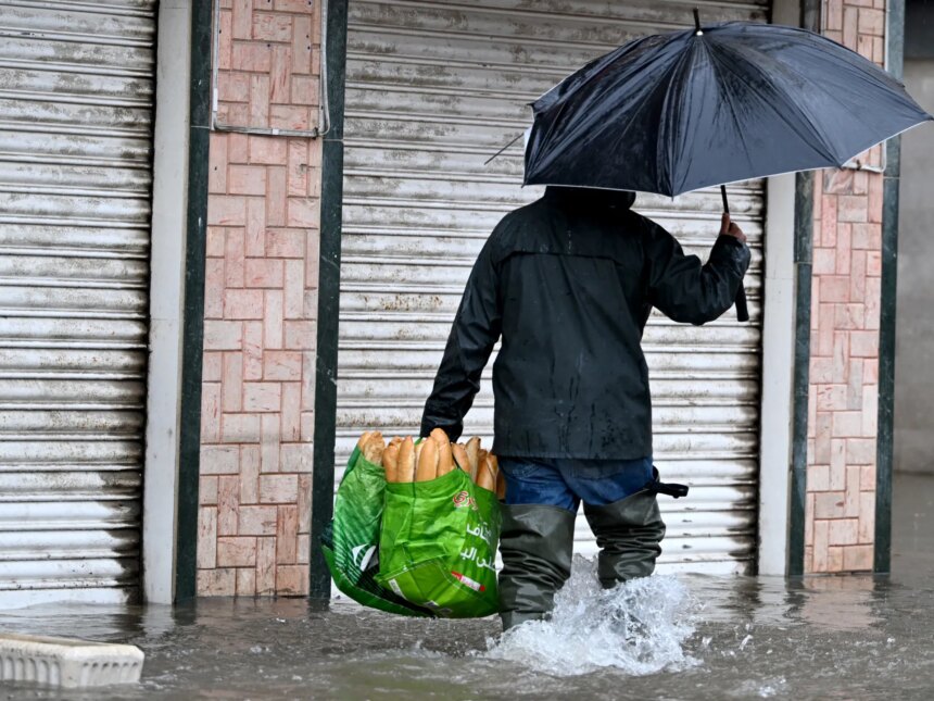Tunisiens översvämningar stör huvudstaden eftersom kraftigt regn fångar bilister och invånare

