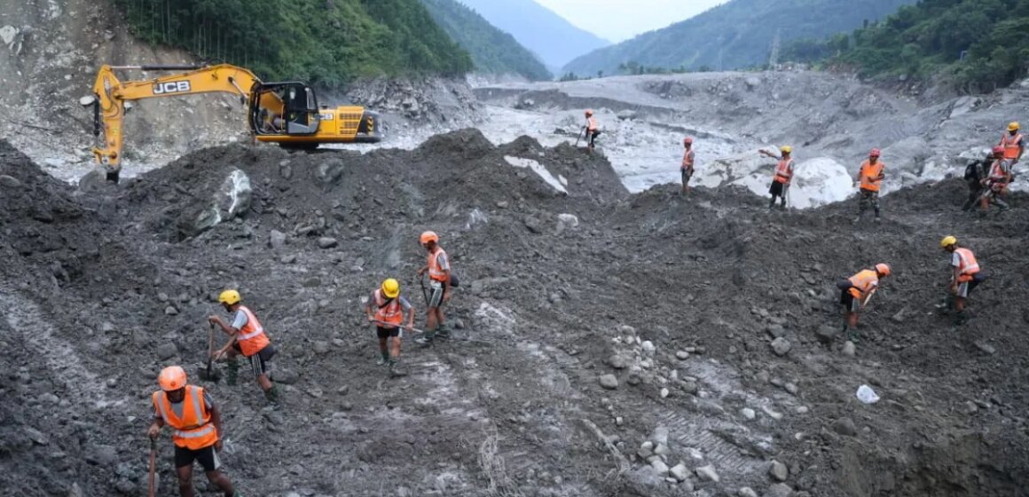 Tunnelfällor i Nepal hindrar översvämningsräddning: Hur många är döda eller saknade?

