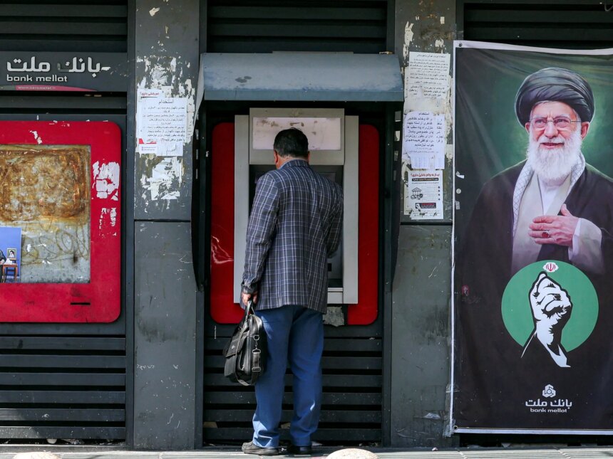Turkiye återkallar driftlicensen för Irans Bank Mellat i Istanbul Turkiye återkallar driftlicensen för Irans Bank Mellat i Istanbul