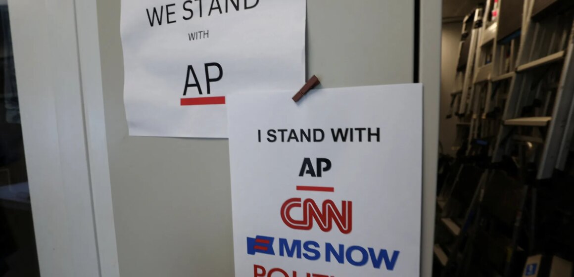 Vita huset återställer CNN, MS NOW, Politico tillgång efter timmar av kaos

