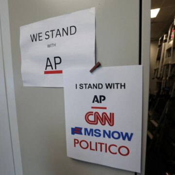 Vita huset återställer CNN, MS NOW, Politico tillgång efter timmar av kaos

