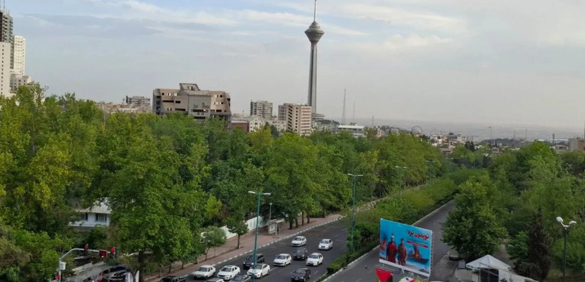 Iranier fyller på mat och medicin när rädslan för nya amerikanska strider växer

