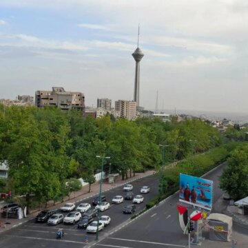 Iranier fyller på mat och medicin när rädslan för nya amerikanska strider växer

