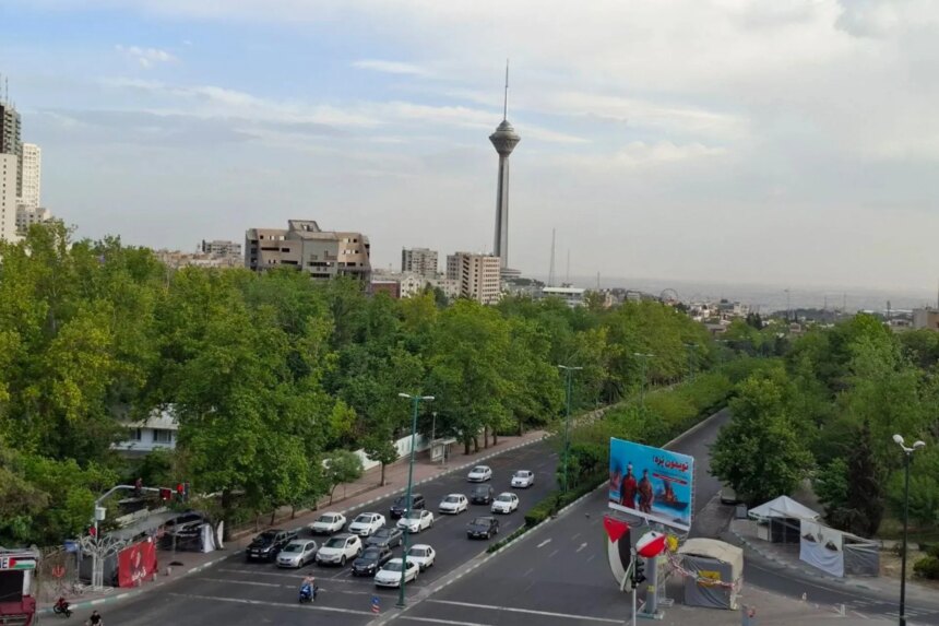 Iranier fyller på mat och medicin när rädslan för nya amerikanska strider växer

