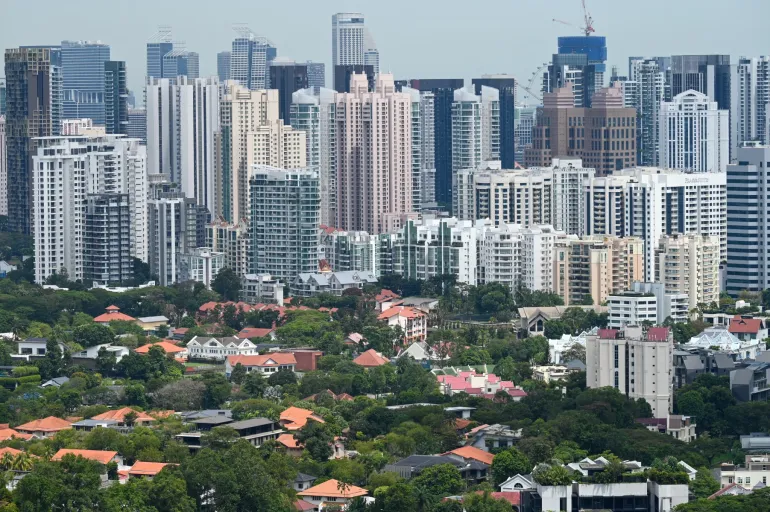 En allmän vy visar privata och offentliga höghus i Singapore den 27 februari 2026