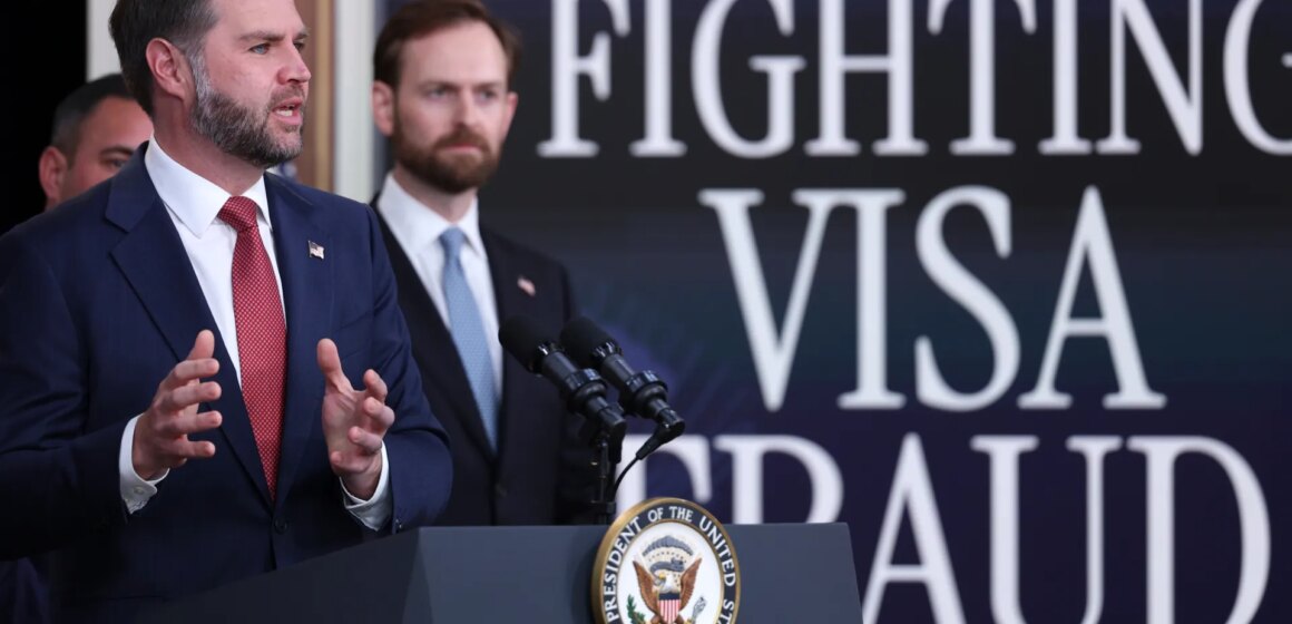 "Indentured servants": USA:s gröna kort kommer att drabba tusentals IT-arbetare "Indentured servants": USA:s gröna kort kommer att drabba tusentals IT-arbetare