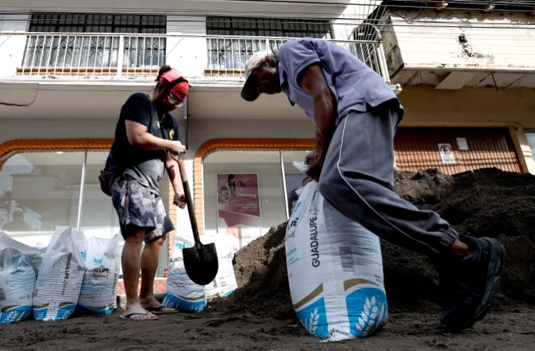 En man fyller en sandsäck för att bygga en barrikad för att skydda sin verksamhet från den potentiella påverkan av orkanen Simon i Puerto Vallarta, delstaten Jalisco, Mexiko, den 9 oktober 2026. Orkanen Simon förväntas snabbt förstärkas innan den slår till mot Mexikos Stillahavskust, sade US National Hurricane Center den 9 oktober. (Foto av RUIZ ULISES)