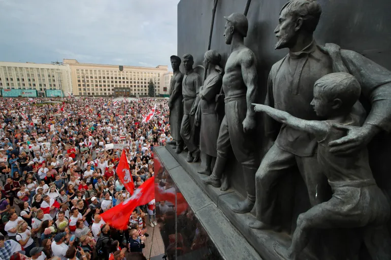Vitryska oppositionsanhängare samlas för ett protestmöte framför regeringsbyggnaden på Independence Square i Minsk, Vitryssland, den 18 augusti 2020
