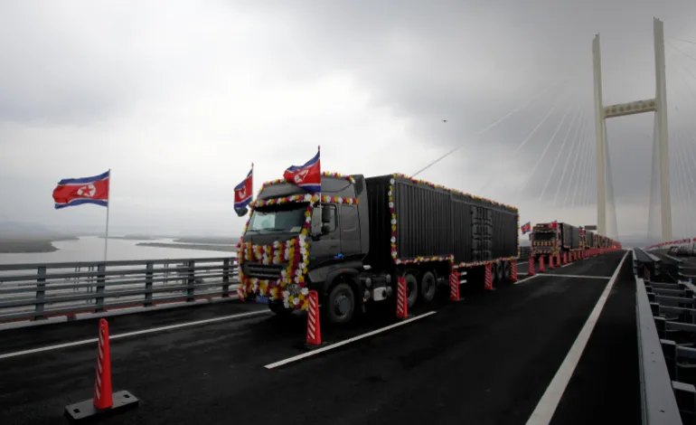 Fordon kör genom en ny bro som förbinder Kina och Nordkorea när den öppnade i North Phyongan-provinsen, Nordkorea, den 15 oktober 2026