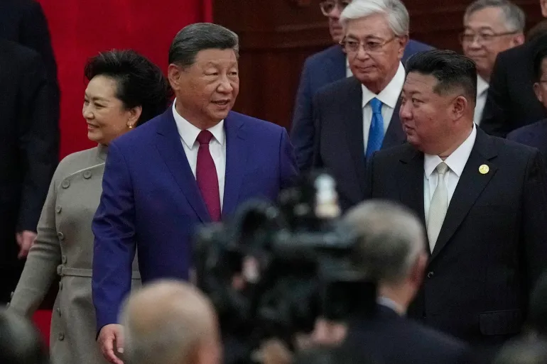Kinas president Xi Jinping går med Nordkoreas ledare Kim Jong Un, till höger, till en mottagning efter en militärparad för att fira 80-årsdagen av Japans kapitulation från andra världskriget som hölls framför Himmelska fridens port i Peking, Kina, den 3 september 2025