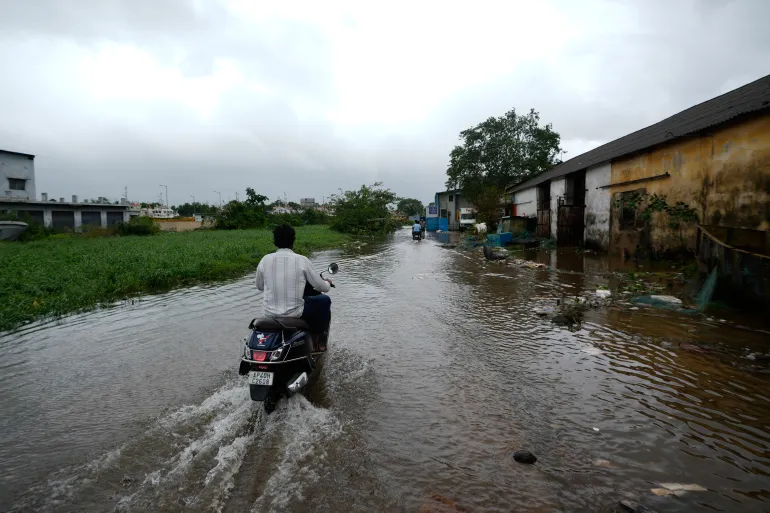 Bilister navigerar i översvämningsvatten vid Kakinada, Indien, när cyklonen Arnab korsade Andhra Pradesh-kusten tidigt på onsdagen den 28 oktober 2026. (AP Photo/Mahesh Kumar A.)