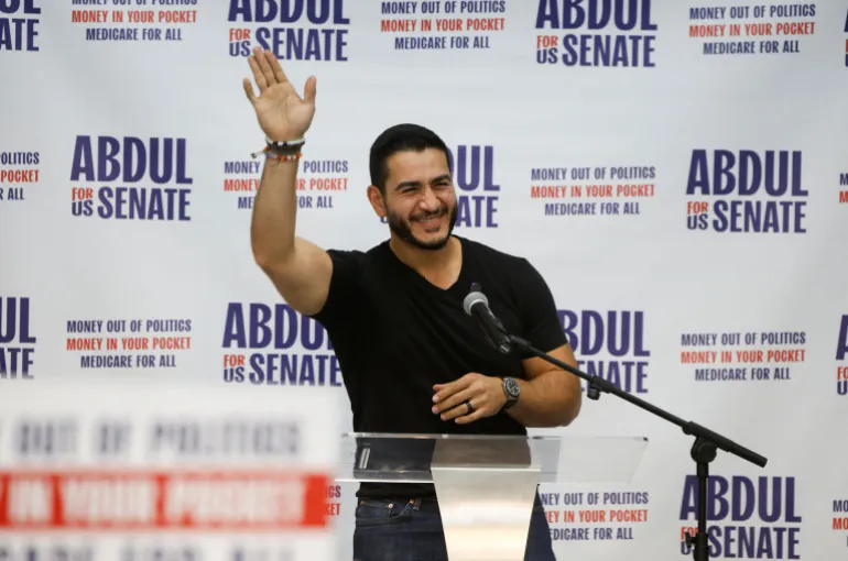 Demokratiska kandidaten för den amerikanska senaten Abdul El-Sayed gör gester till anhängare under ett kampanjmöte i Dearborn, Michigan
