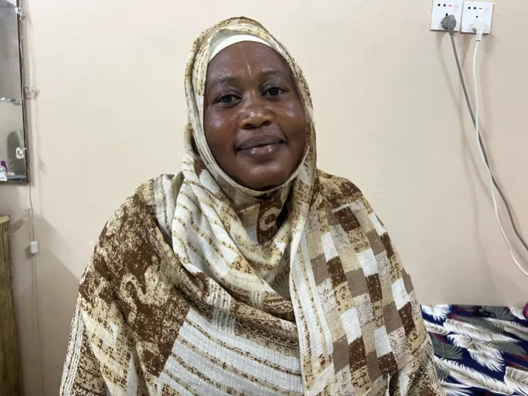 Aziza Ibrahim, städare på en privat institution, säger att priserna för kollektivtrafiken har blivit oöverkomliga