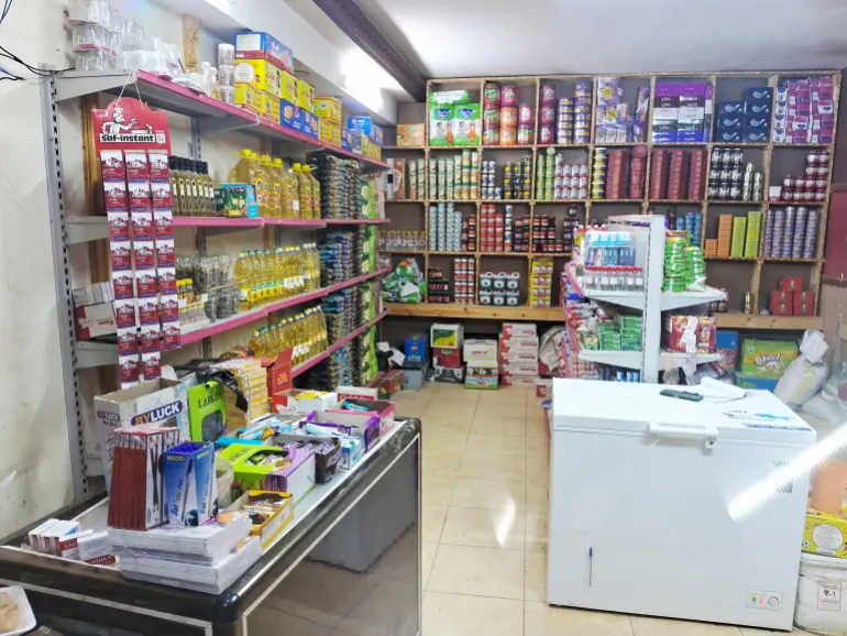 Viktiga livsmedel till försäljning i en butik i Khartoum, Sudan, eftersom stigande priser sätter ökande press på hushållens budgetar och gör det svårare för familjer att ha råd med sina dagliga behov