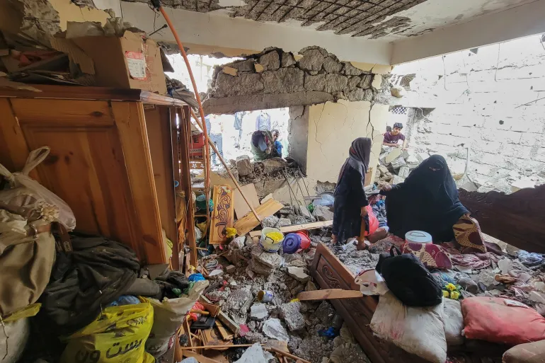 Invånare går på sina hemskräp i Seina-distriktet i Taiz, Jemen, efter ett missilangrepp, tisdagen den 20 oktober 2026. (AP Photo/Marzouq Al Jabri)