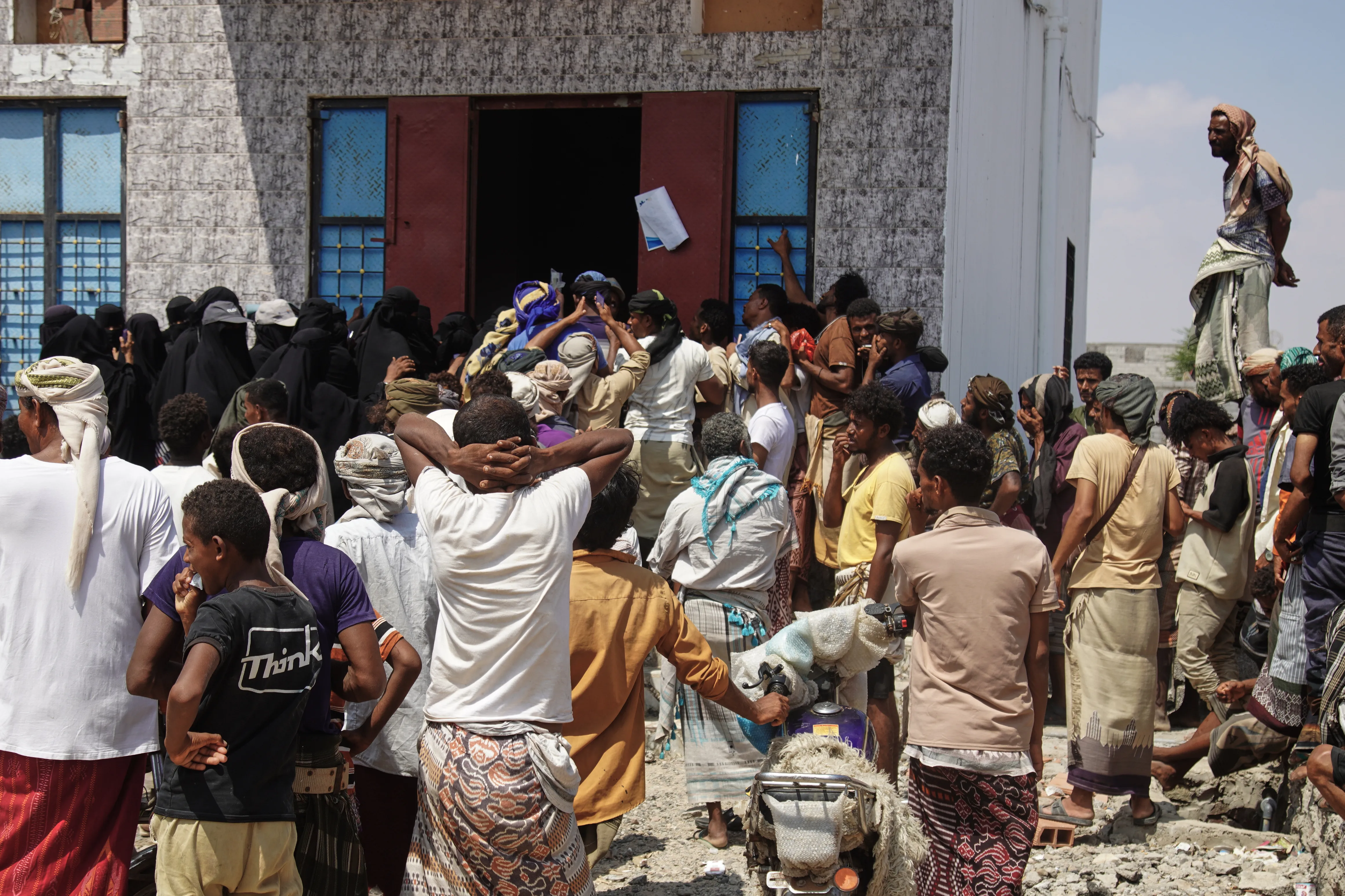 Jemener som fördrivits på grund av strider i Taiz samlas för att ta emot livsmedelshjälp i Salah al-Din-området i utkanten av Aden, Jemen, söndagen den 25 oktober 2026. (AP Photo/Abdulnasser Alseddik)