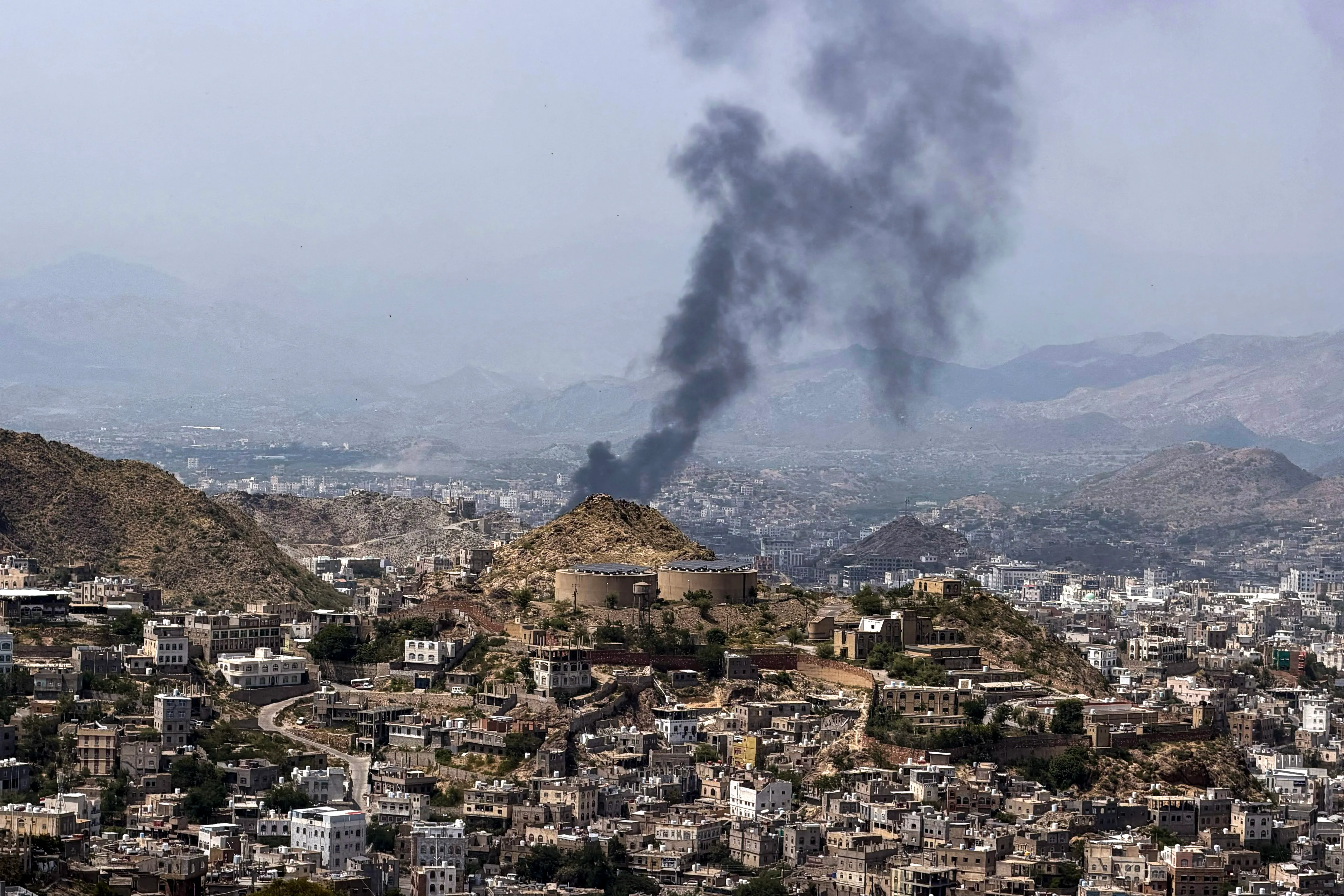 Rök väller upp från en plats som var måltavla under strider mellan Saudi-stödda jemenitiska regeringskrigare och Jemens Iran-stödda houthier vid Jabal Han-fronten, väster om staden Taiz, den 21 oktober 2026. Den saudi-ledda koalitionen som bekämpar houthierna har inlett hundratals räder sedan starten av den internationella striden i Jemen. långvarigt inbördeskrig. Konflikten, vilande i flera år, bröt ut igen i juli och intensifierades efter att houthierna tog landets Röda havskust förra månaden. [AFP]