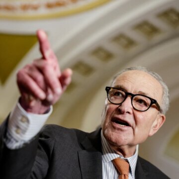 Chuck Schumer uppmanar FCC att blockera AI-robocalls före val

