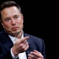 Elon Musk säger att SpaceX och Tesla undersöker historiens största fusion

